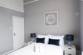 Central Cheltenham, Regency Apartment with PARKING, Cavalier Suite - Sleeps 6